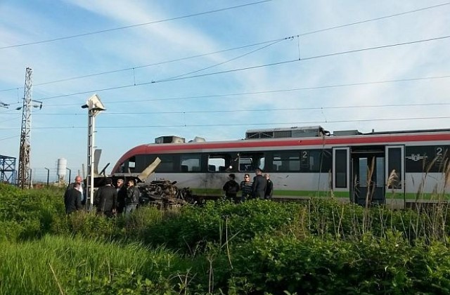 Прокуратурата поема шофьора на ТИР-а, врязал се в пътническия влак