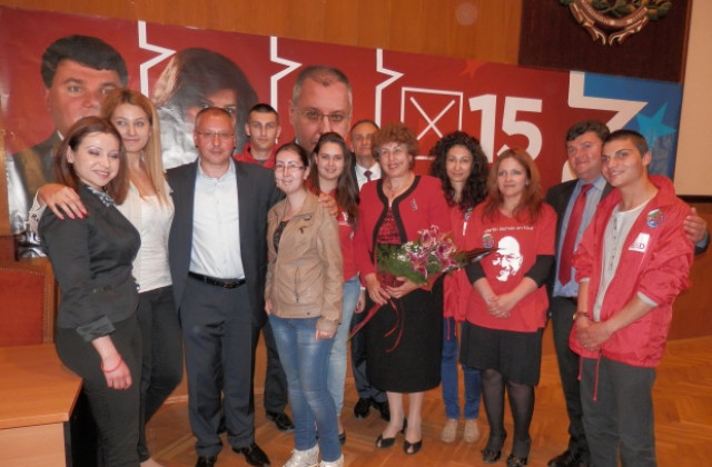 Стотици социалисти посрещнаха Сергей Станишев във Велико Търново и Свищов