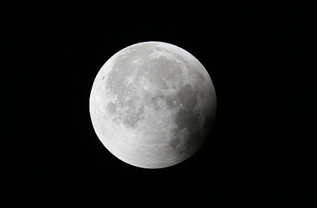 Известия: Русия ще започне колонизиране на Луната през 2030-а