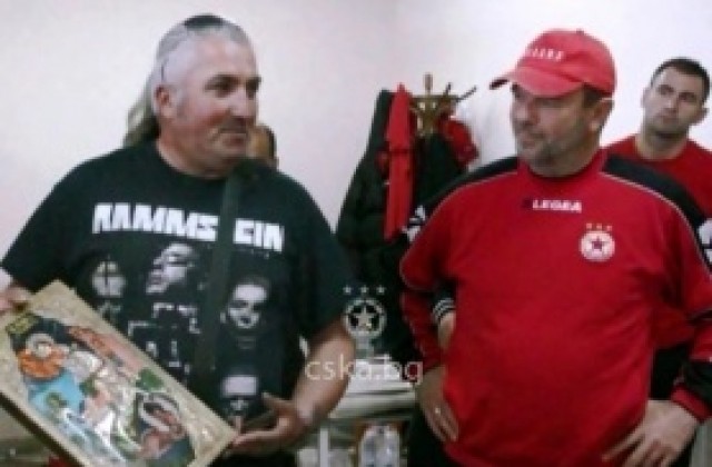 ВИДЕО: Иконописец подари икона на ЦСКА