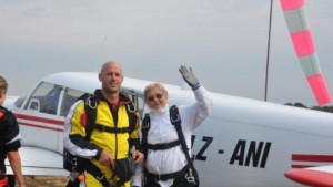 80годишната Пенка Балева посвети парашутния си скок на своя син