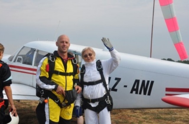 80-годишната Пенка Балева посвети парашутния си скок на своя син