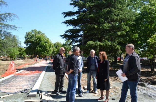Кметът Галина Стоянова инспектира работата по рехабилитацията на парковете „Розариум“ и „Тюлбето“
