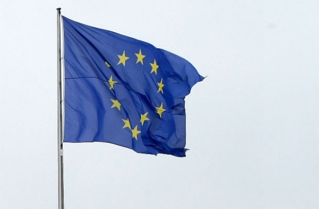Издигат знамето на Европа пред паметника на незнайния воин