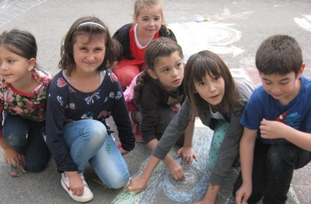 Учениците от СОУ „Райчо Каролев“ се включиха в отбелязването на  Деня на Европа