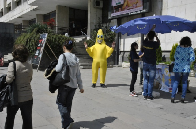 Младежи раздаваха информационни материали за Европа