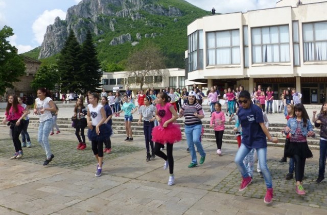 Европа директно - Враца организира флашмоб за Деня на Европа