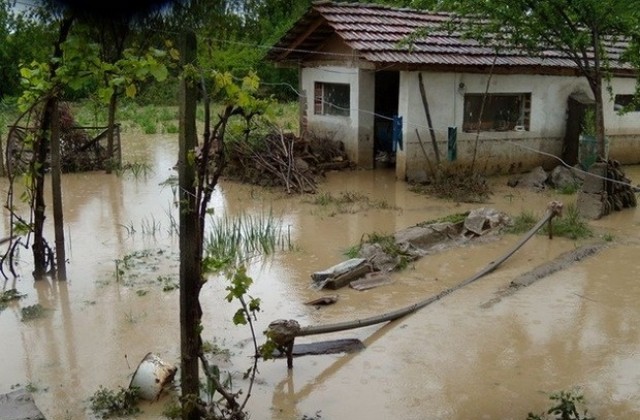 Възстановяват щетите след водната стихия в община Червен бряг