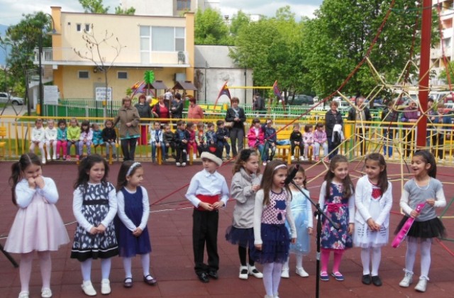 Откриха детски и спортна площадки и в кв. Бузлуджа