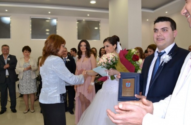 Първа венчавка в новата ритуална зала на Казанлък