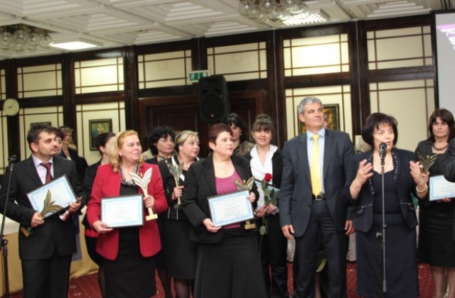 Награди за трима учители от Кюстендил. Анка Стойнева от ПМГ с приза „Учител на годината 2014