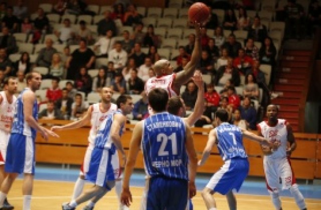 Лукойл дръпна в полуфинала, Черно море ще спасява серията във Варна