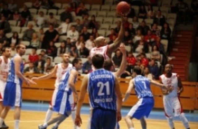 Лукойл дръпна в полуфинала, Черно море ще спасява серията във Варна