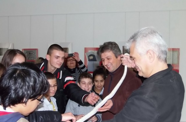 Показват царевичния смок-албинос на деца от Русе