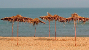 Златни пясъци посреща сезона с почисти води