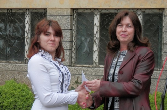 Дарение на първенеца по философия направи народният представител Милка Христова