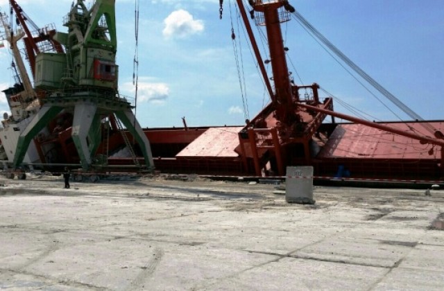 Кораб аварира на пристанището във Варна