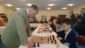 Третокласникът Валентин Митев изигра партия шах с Анатолий Карпов