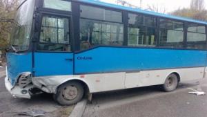 Пиян шофьор на товарна кола се удари в автобус