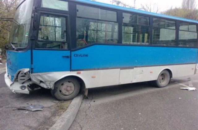 Пиян шофьор на товарна кола се удари в автобус