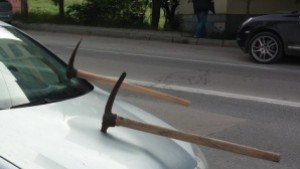 Автомобил осъмна със забити кирки