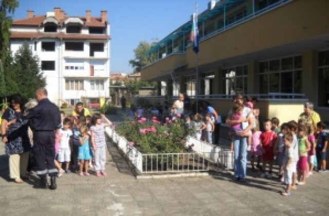 По 3 училища и детски градини, и дневен център с финансиране от ПУДОС