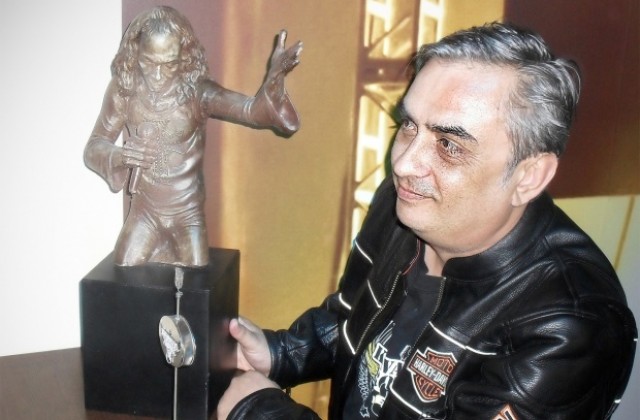 Кметъла Цонко Цонев показва във В. Търново своя пътуващ рок музей