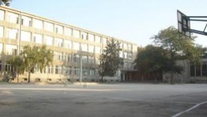 Стартира ремонт на тротоара пред Руското училище