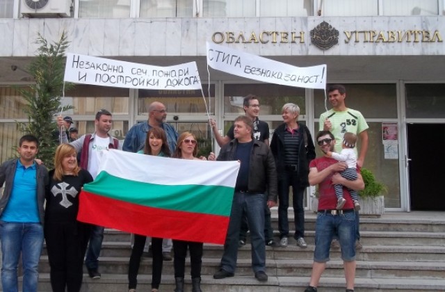 Протестиращи с открито писмо до областния управител