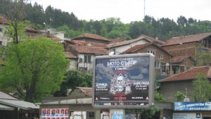 3 партии лепят афиши на нерегламентирани места в Дупница