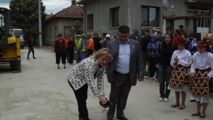 Министър Терзиева стартира ремонт на улица в село Милковица за