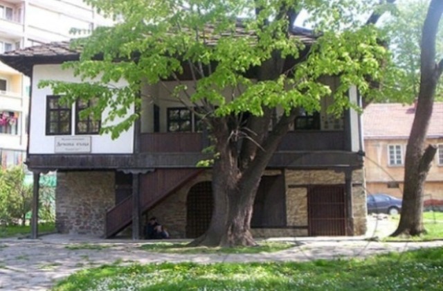 Габрово върху дантела - уникална изложба на Надежда Лазарова