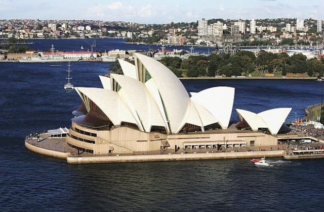 Свалиха пиян мъж от покрива на операта в Сидни
