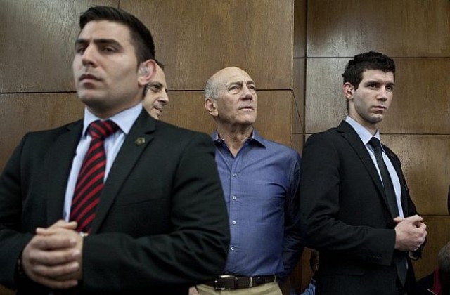 Бившият израелски премиер Ехуд Олмерт получи 6 години затвор за корупция