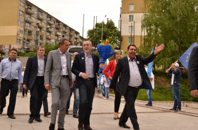 2000 души посрещнаха Лютви Местан и кандидатите от евролистата на ДПС във В. Търново