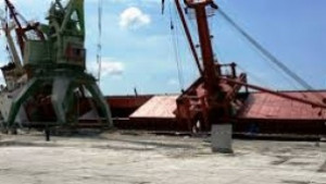 Изправят авариралия кораб на пристанище Варна Запад