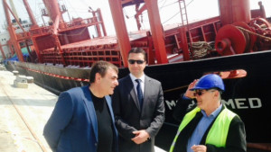 Изправят напълно наклонения кораб