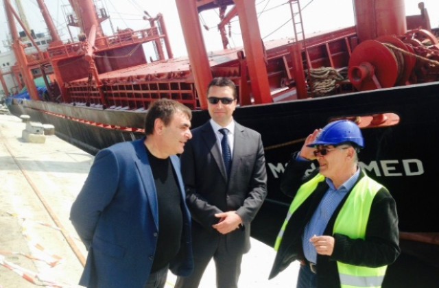 Изправят напълно наклонения кораб