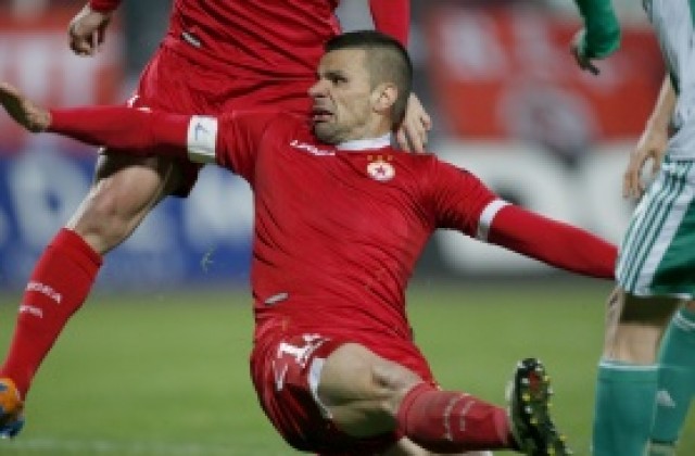 Оперират коляното на Вальо Илиев, пропуска Лига Европа