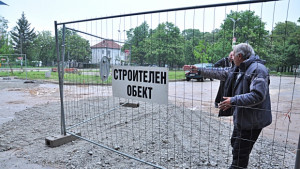 Тежкотоварен камион пропадна в пресен изкоп