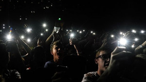 Група направи концерт със смартфони