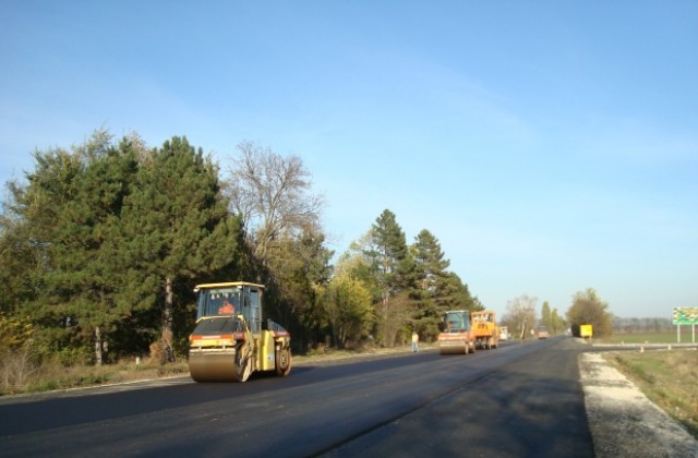 Ремонтират първокласни и второкласни пътища в Добричко