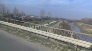 Отбиват водите при моста над река Луда Яна