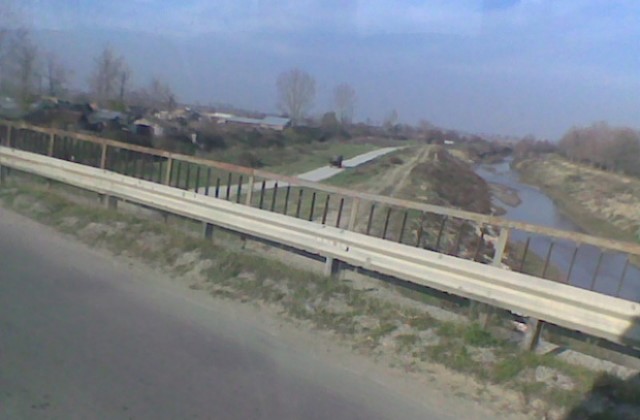 Отбиват водите при моста над река Луда Яна
