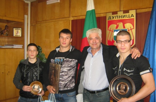 Кметът на Дупница подари икона на Св. Иван Рилски на еврошампиона по борба Кирил Милов