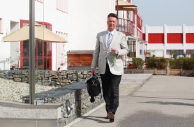 Юнайтед отлага назначението на Ван Гаал