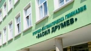 Никола Павлов от ПМГ с наградата 24 май