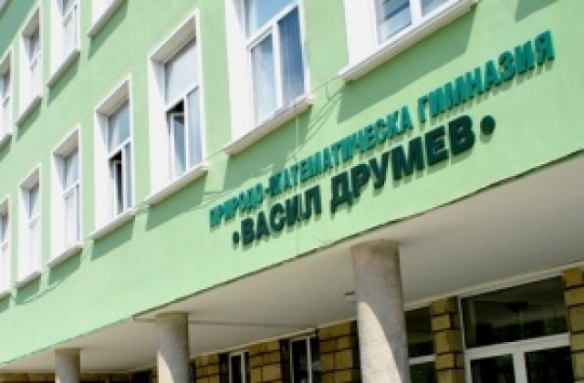 Никола Павлов от ПМГ с наградата 24 май