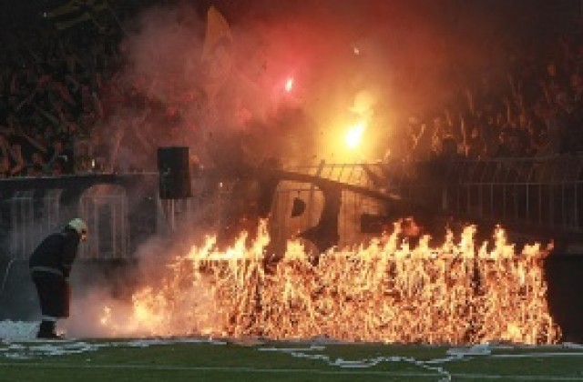 СНИМКИ: Феновете на Ботев подпалиха Лазур