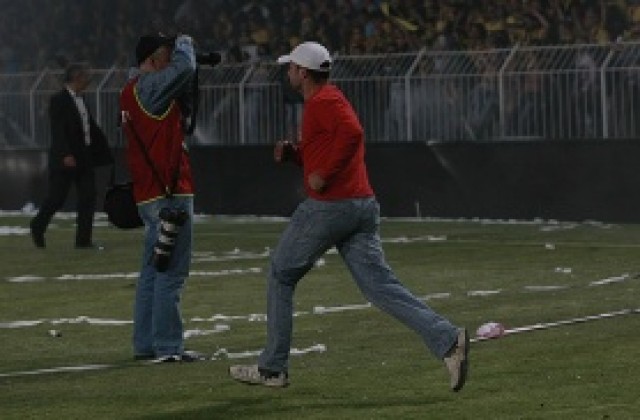 Агитката на Ботев нахлу на терена секунди преди края на финала